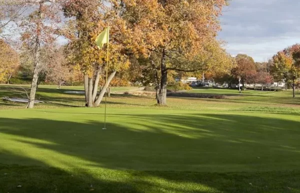 Nestled in Lincoln Park, NJ, Twin Willows welcomes golf fans of all levels with a well-kept 10-hole course, a 215-yard range, and practice spots. 